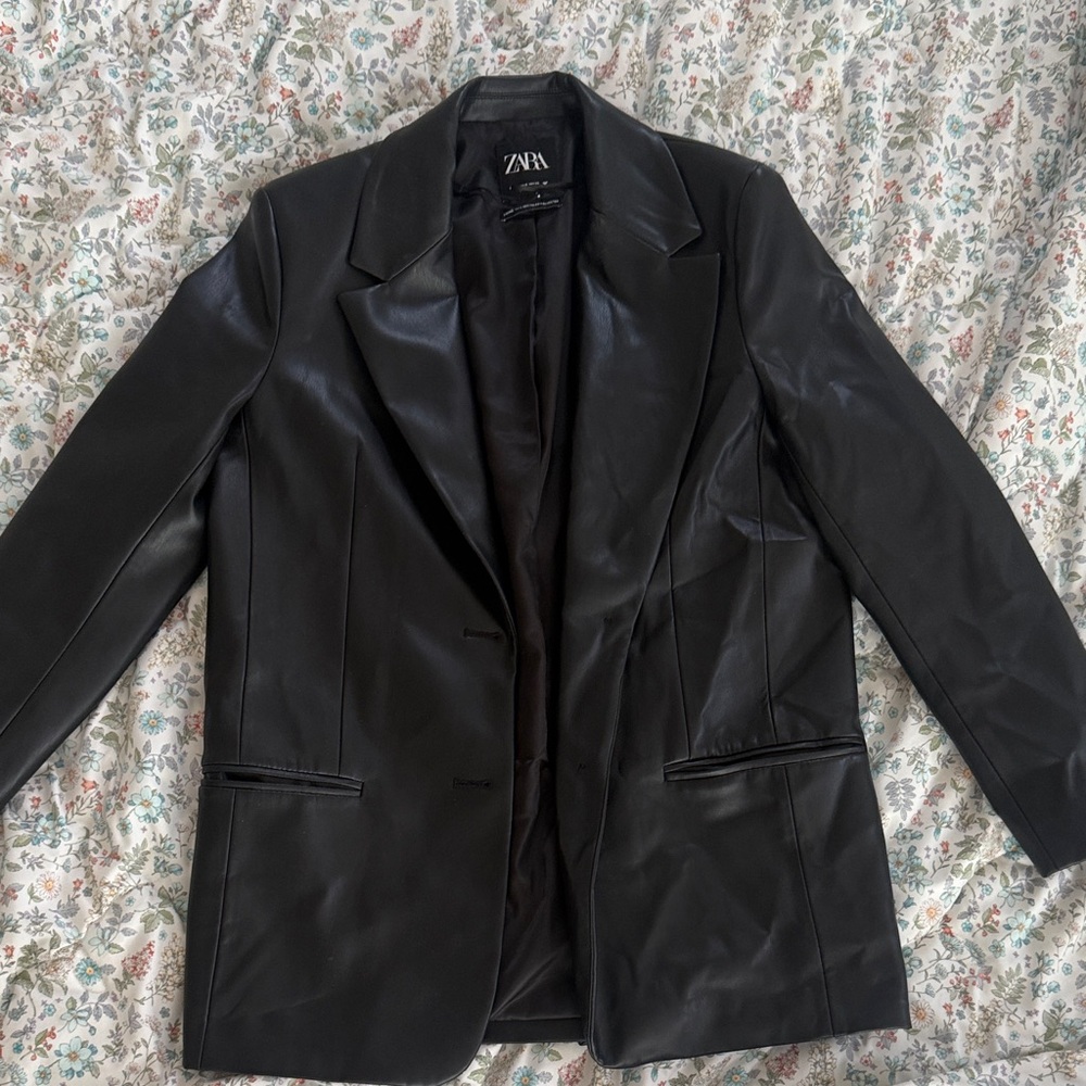 Zara Men's Sleek Black Blazer